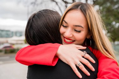 Sokakta birbirine sarılan iki genç arkadaşın portresi. Yaşam tarzı ve arkadaşlık kavramı.