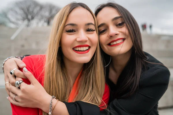 Retrato Dois Jovens Amigos Abraçando Livre Rua Estilo Vida Conceito — Fotografia de Stock