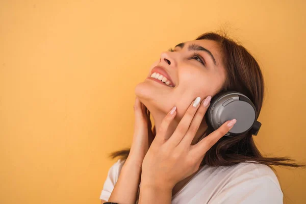 Portret Van Een Jonge Latijnse Vrouw Die Naar Muziek Luistert — Stockfoto