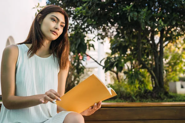 Retrato Mulher Jovem Desfrutando Tempo Livre Lendo Livro Enquanto Está — Fotografia de Stock