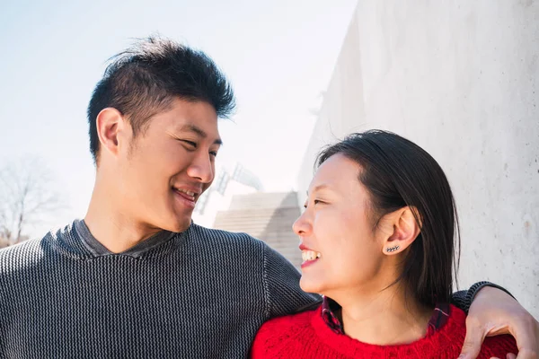 Porträt Eines Jungen Asiatischen Paares Das Sich Verliebt Umarmt Und — Stockfoto