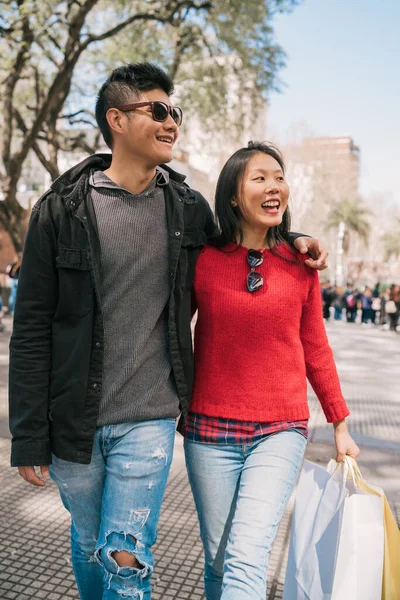 Porträt Eines Jungen Asiatischen Verliebten Paares Das Nach Dem Einkaufen — Stockfoto