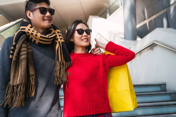 Porträt Eines Hübschen Asiatischen Paares Das Bunte Einkaufstüten Der Hand — Stockfoto