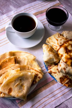 Kahvaltıda çayla krep. 