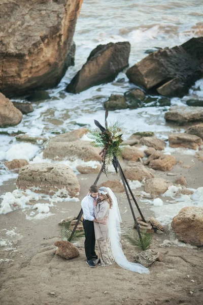 Sposa coppia in riva al mare — Foto Stock