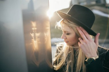 Siyah şapkalı kız