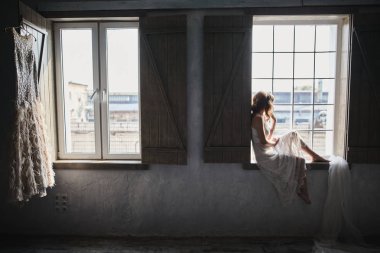 Beyaz elbiseli genç kız.