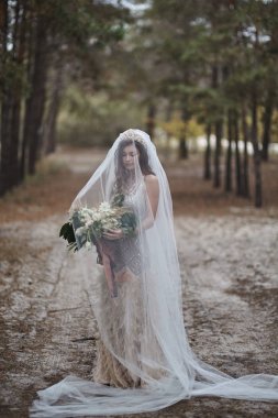 Ormandaki genç gelin