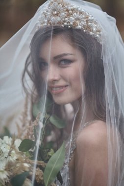 Genç gelin çiçekleri ile