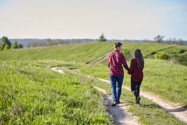 kırsal kesimde genç Çift