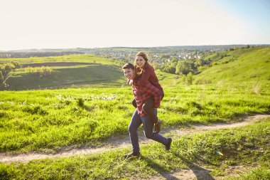 kırsal kesimde genç Çift