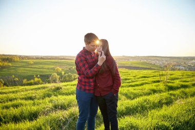 kırsal kesimde genç Çift