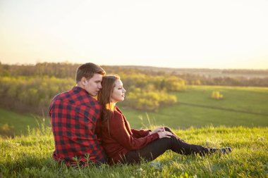 kırsal kesimde genç Çift