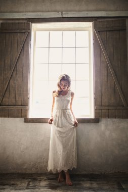 Beyaz elbiseli genç kız.