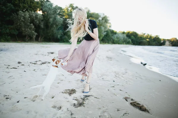 Chica jugando con el perro en la playa —  Fotos de Stock