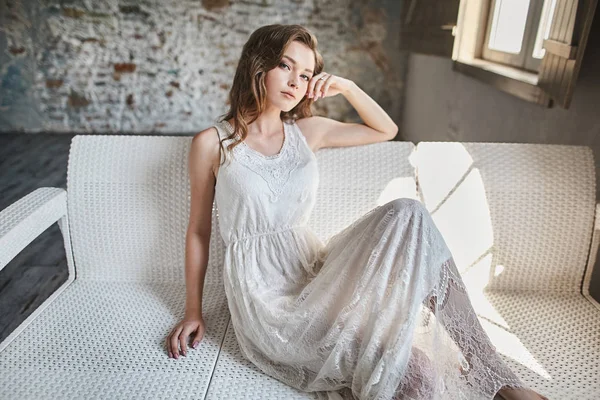 Jong meisje in witte jurk — Stockfoto