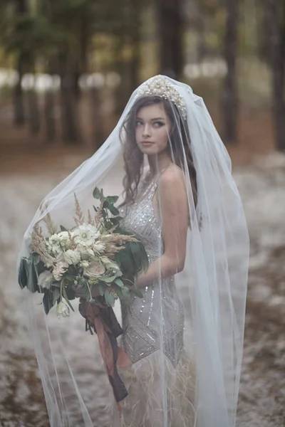 Ormandaki genç gelin