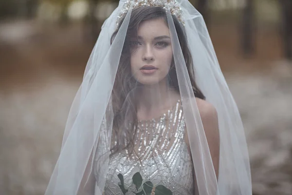 Genç gelin çiçekleri ile