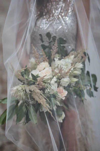 Giovane sposa con fiori — Foto Stock