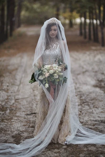 Noiva jovem na floresta — Fotografia de Stock