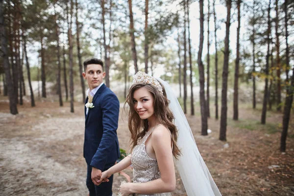 Mladý šťastný svatební pár v lese — Stock fotografie