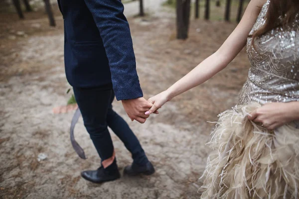 Joven pareja de novias feliz en el bosque — Foto de Stock