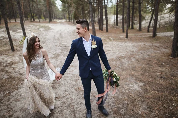 Jovem casal nupcial feliz na floresta — Fotografia de Stock