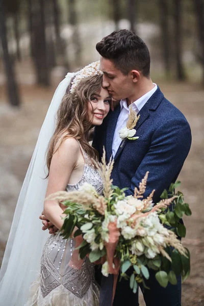 Jeune couple marié heureux dans la forêt — Photo