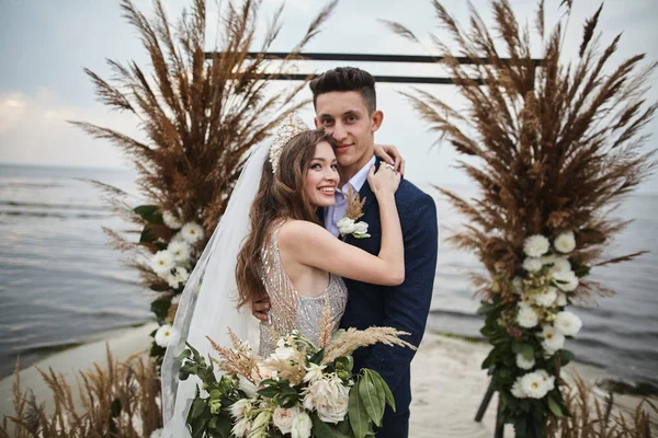 Jeune couple marié heureux — Photo