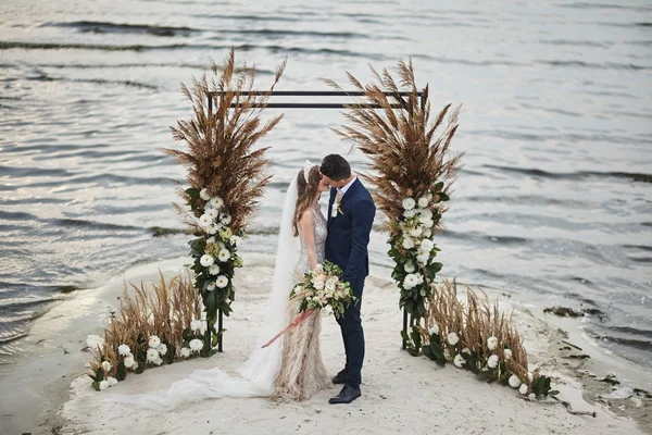 Jeune couple marié heureux — Photo