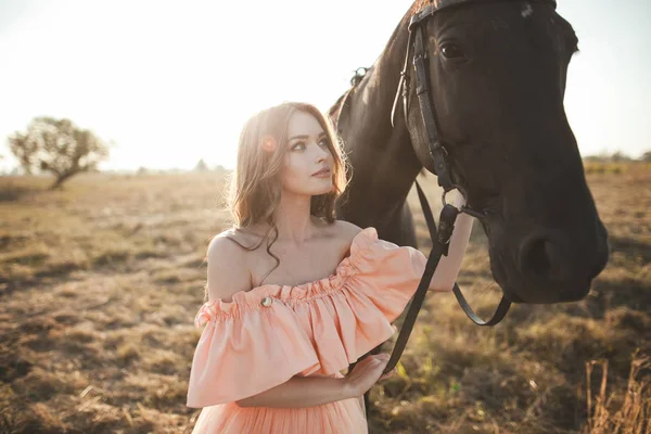 Jeune fille avec cheval — Photo