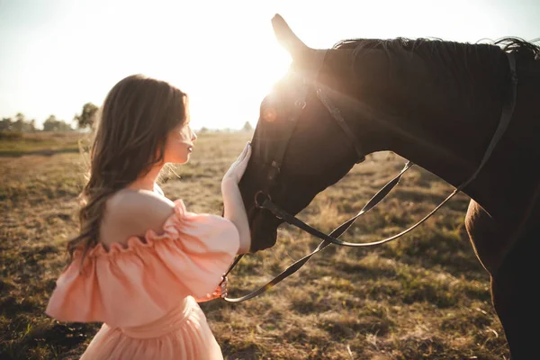 Jeune fille avec cheval — Photo