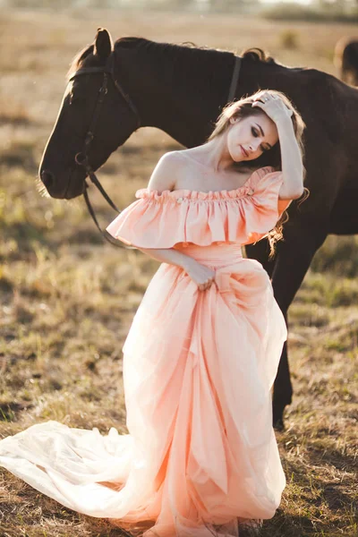 Chica joven con caballo —  Fotos de Stock