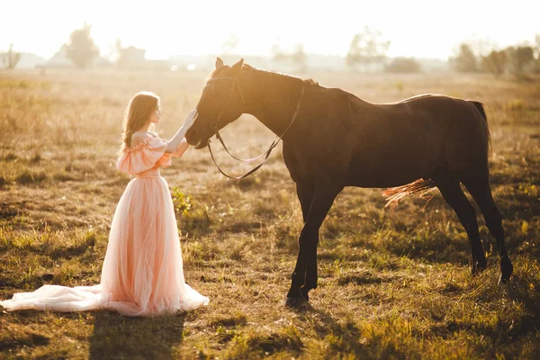 Jeune fille avec cheval — Photo
