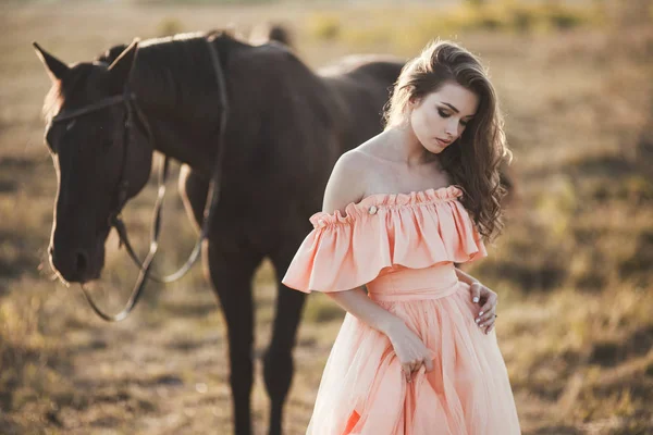 Молодая девушка с лошадью — стоковое фото