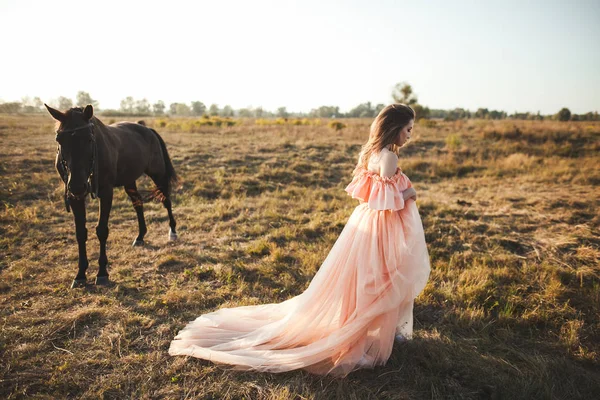 Jeune fille avec cheval — Photo