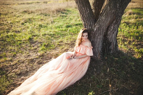 桃のドレスの少女 — ストック写真