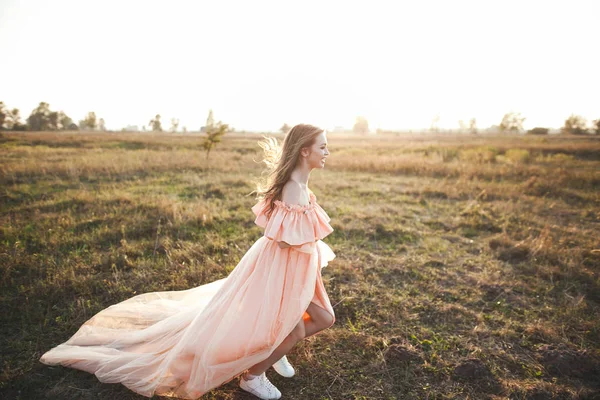 Chica joven en vestido de melocotón —  Fotos de Stock