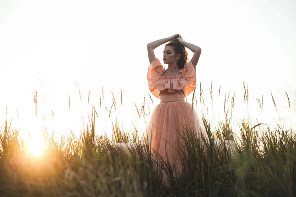 Молода дівчина в персиковій сукні — стокове фото