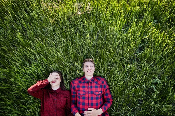 Casal jovem no campo — Fotografia de Stock