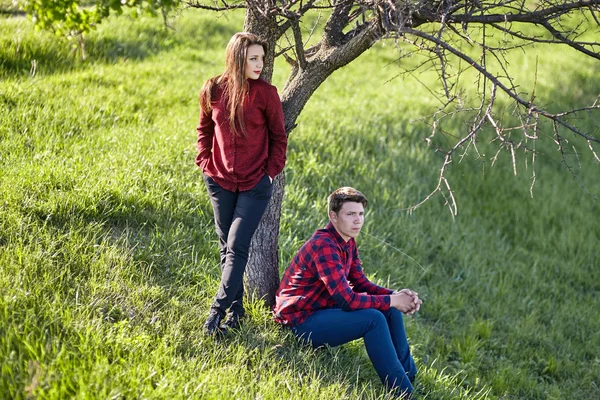 Casal jovem no campo — Fotografia de Stock