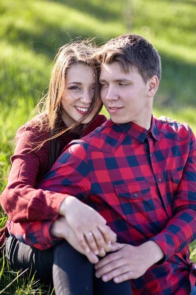 田舎で若いカップル — ストック写真