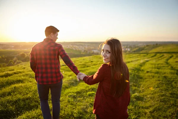 kırsal kesimde genç Çift