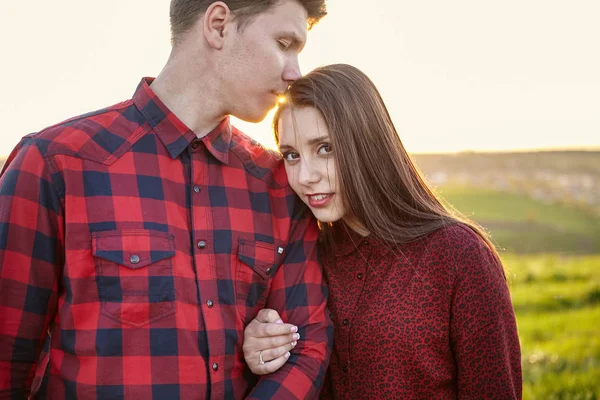 Parejas jóvenes en el campo —  Fotos de Stock