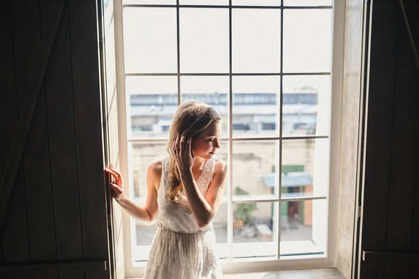 Jovem no vestido branco — Fotografia de Stock