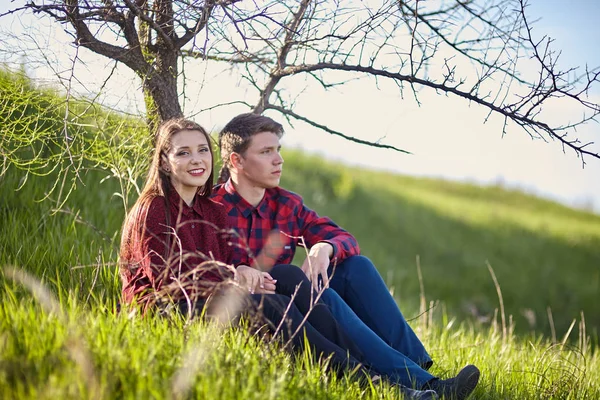 田舎で若いカップル — ストック写真