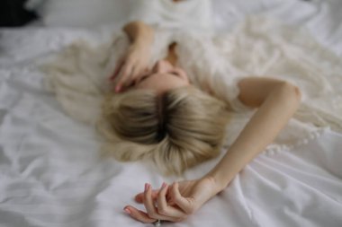 çarşaf üzerinde yatan kadın