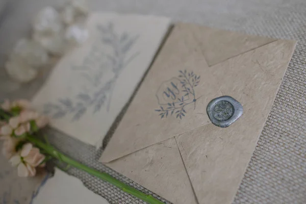 Dekoratif düğün davetiyesi