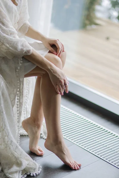 Kvinnliga ben på marmorgolv — Stockfoto