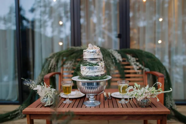 Wedding cake on setting table — Stock Photo, Image